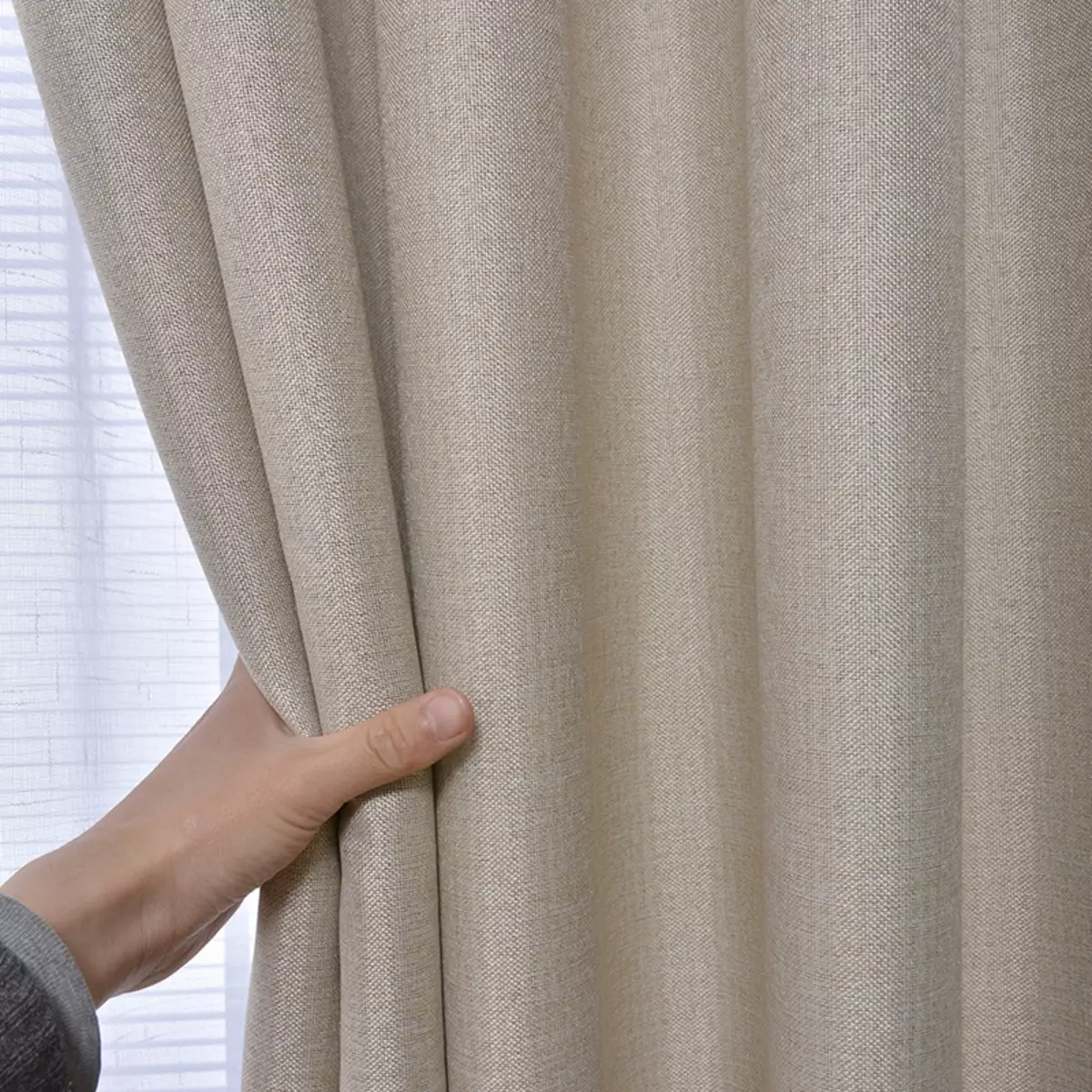 Rèm cửa trên ban công (115 ảnh): Ý tưởng cho thiết kế rèm cửa sổ ban công. Làm thế nào để treo rèm đẹp? Thiết kế rèm bạt nhẹ và các tùy chọn khác 10025_24