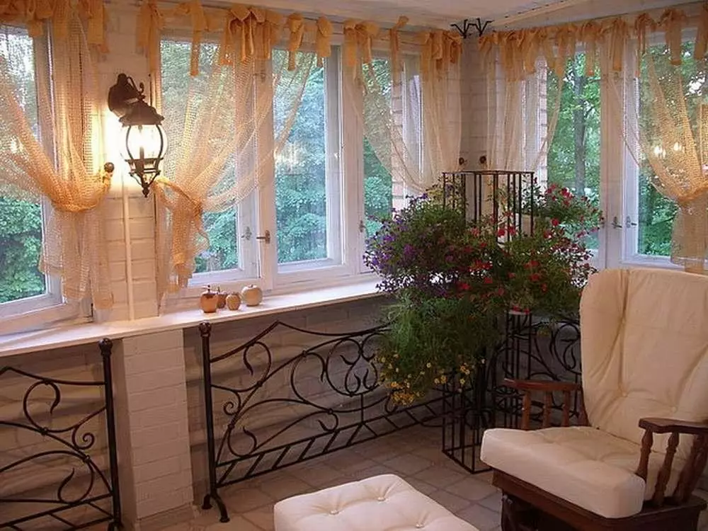 陽台上的窗簾（115張照片）：陽台窗簾設計的想法。如何掛漂亮的窗簾？光篷布窗簾和其他選擇設計 10025_3