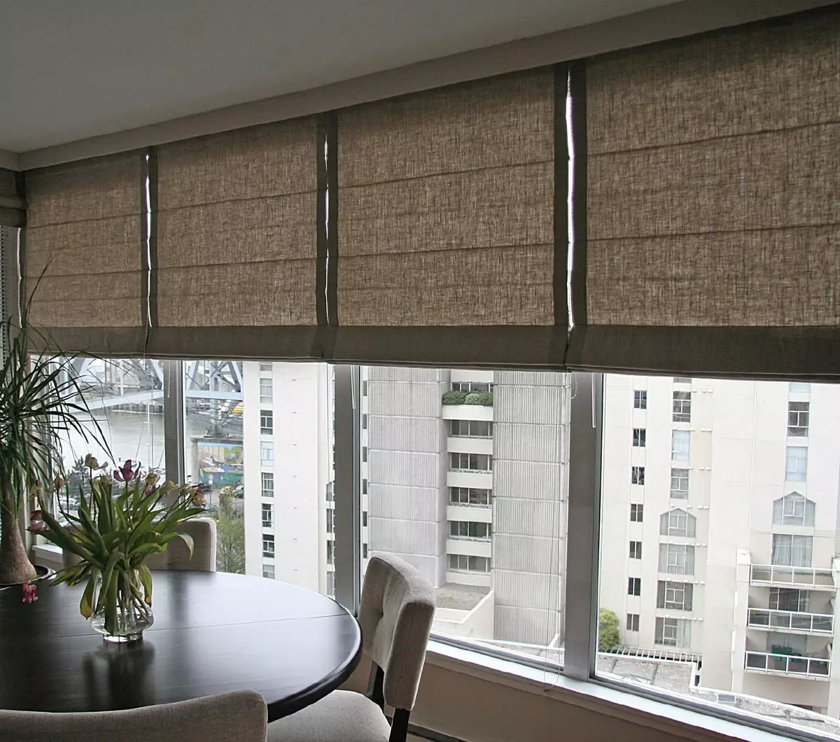 Rèm cửa trên ban công (115 ảnh): Ý tưởng cho thiết kế rèm cửa sổ ban công. Làm thế nào để treo rèm đẹp? Thiết kế rèm bạt nhẹ và các tùy chọn khác 10025_34