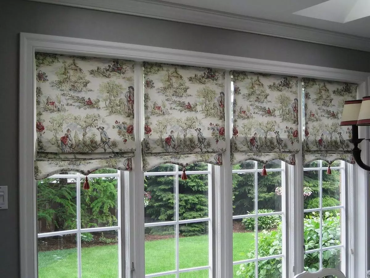 Rèm cửa trên ban công (115 ảnh): Ý tưởng cho thiết kế rèm cửa sổ ban công. Làm thế nào để treo rèm đẹp? Thiết kế rèm bạt nhẹ và các tùy chọn khác 10025_35