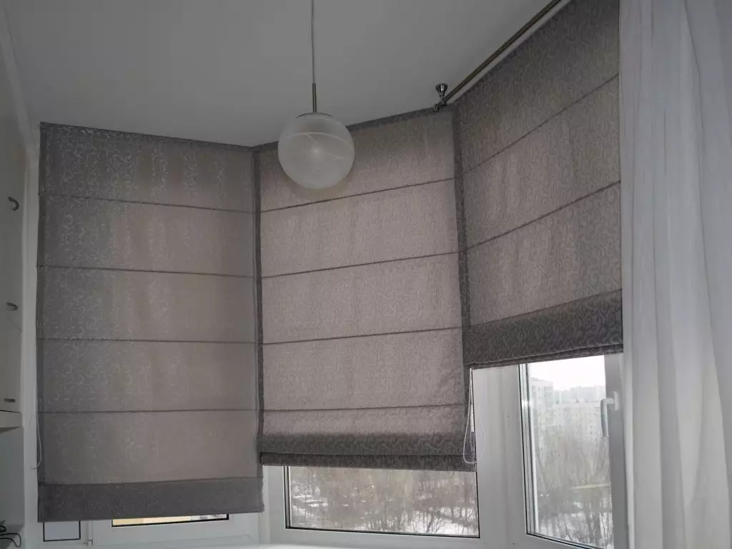 Rèm cửa trên ban công (115 ảnh): Ý tưởng cho thiết kế rèm cửa sổ ban công. Làm thế nào để treo rèm đẹp? Thiết kế rèm bạt nhẹ và các tùy chọn khác 10025_37
