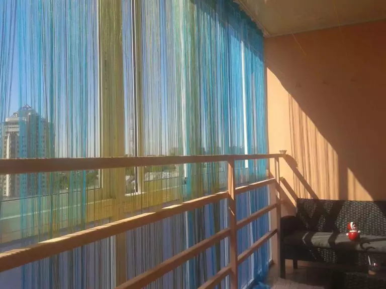 陽台上的窗簾（115張照片）：陽台窗簾設計的想法。如何掛漂亮的窗簾？光篷布窗簾和其他選擇設計 10025_39