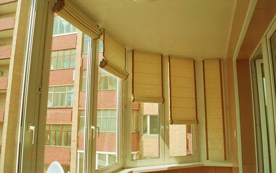 ستائر على الشرفة (115 صورة): أفكار لتصميم ستائر ويندوز شرفة. كيفية تعليق الستائر لطيفة؟ تصميم ستائر القماش المشمع الخفيف وغيرها من الخيارات 10025_4