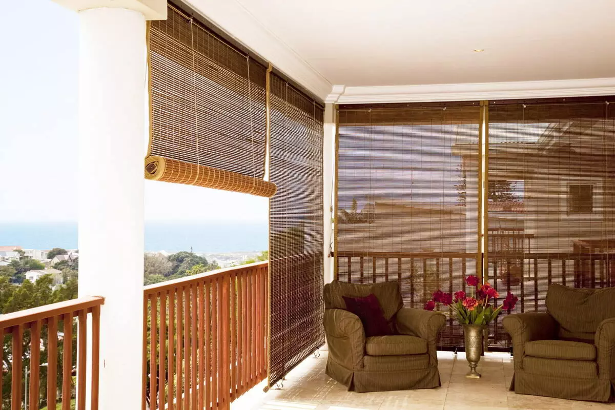 Užuolaidos ant balkono (115 nuotraukos): balkono dizaino idėjos. Kaip pakabinti gražias užuolaidas? Lengvųjų brezento užuolaidų ir kitų parinkčių projektavimas 10025_43