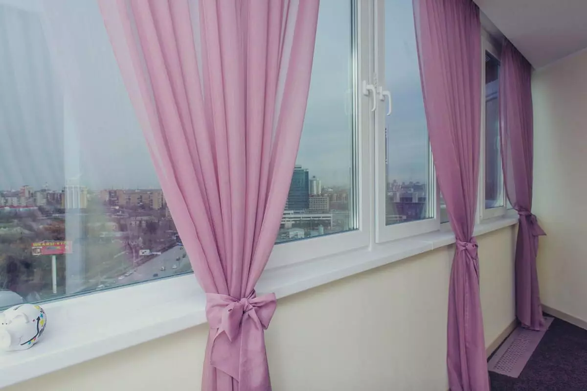 陽台上的窗簾（115張照片）：陽台窗簾設計的想法。如何掛漂亮的窗簾？光篷布窗簾和其他選擇設計 10025_57