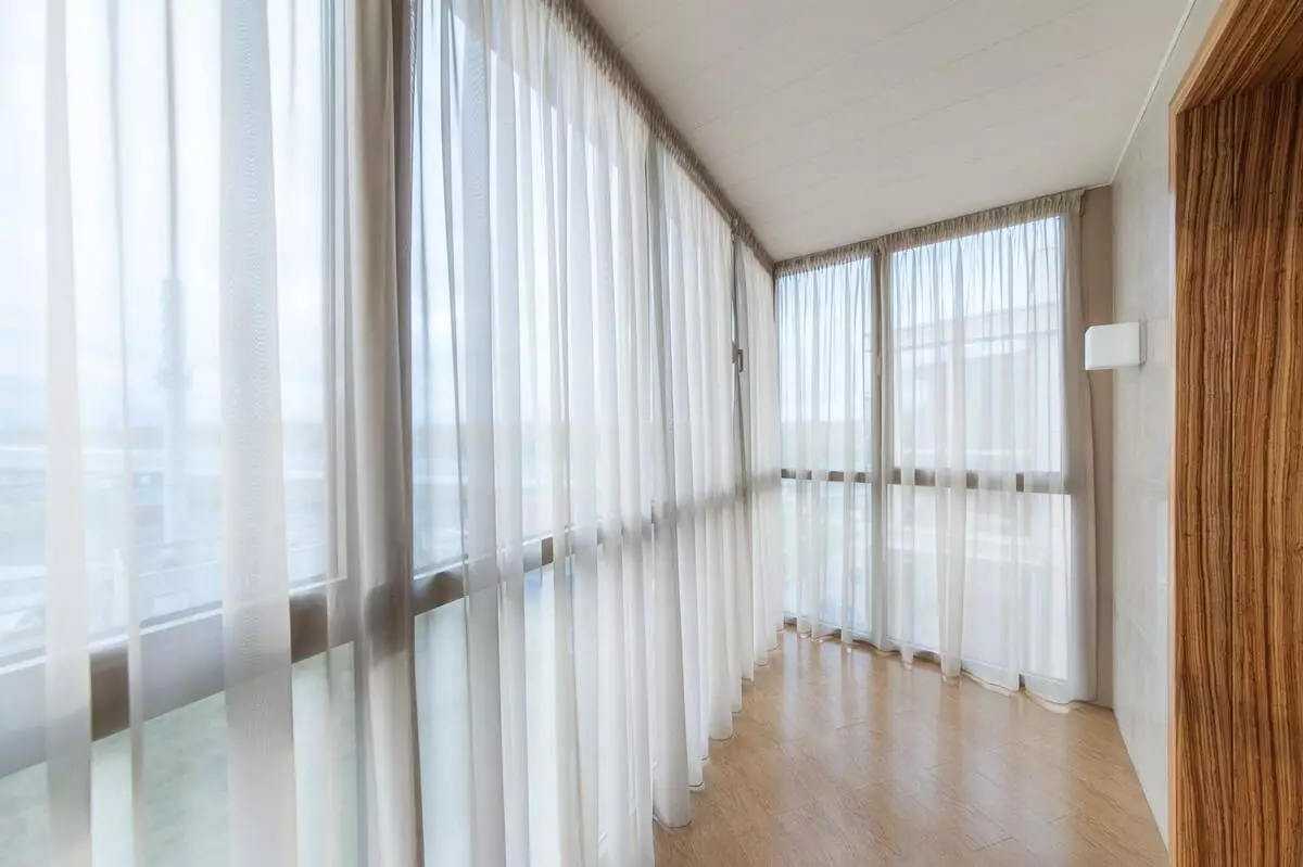陽台上的窗簾（115張照片）：陽台窗簾設計的想法。如何掛漂亮的窗簾？光篷布窗簾和其他選擇設計 10025_59
