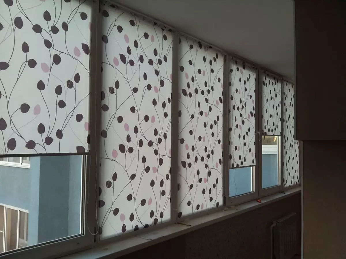 陽台上的窗簾（115張照片）：陽台窗簾設計的想法。如何掛漂亮的窗簾？光篷布窗簾和其他選擇設計 10025_88
