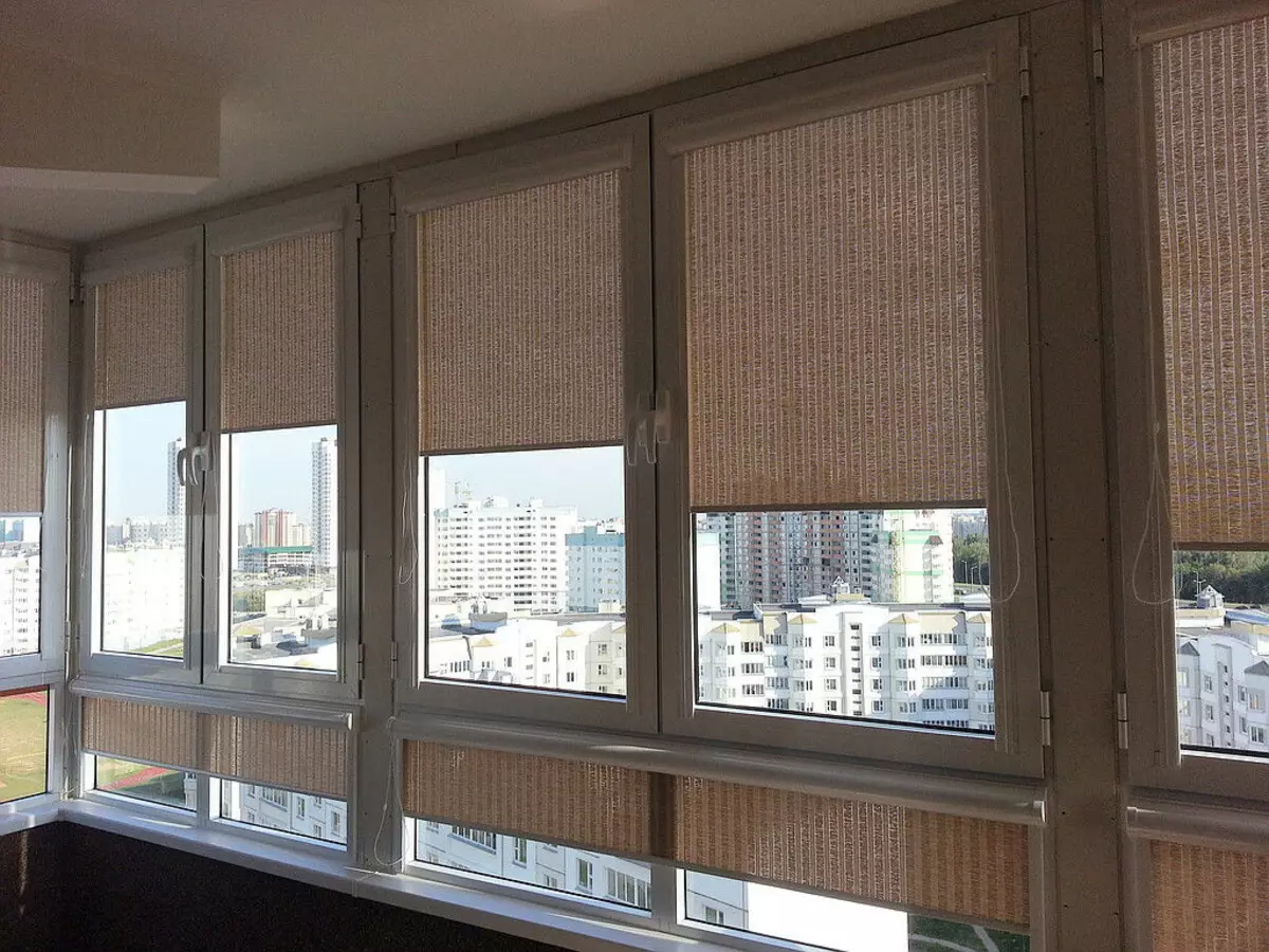 Балкони дээрх хөшиг (115 зураг): Тагтны цонхны дизайн хийх санаанууд. Сайхан хөшиг хэрхэн өлгөх вэ? Гэрлийн гагцааны хөшиг болон бусад сонголтууд 10025_89