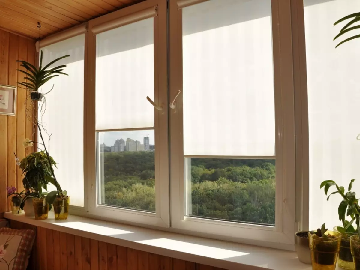 Балкони дээрх хөшиг (115 зураг): Тагтны цонхны дизайн хийх санаанууд. Сайхан хөшиг хэрхэн өлгөх вэ? Гэрлийн гагцааны хөшиг болон бусад сонголтууд 10025_90