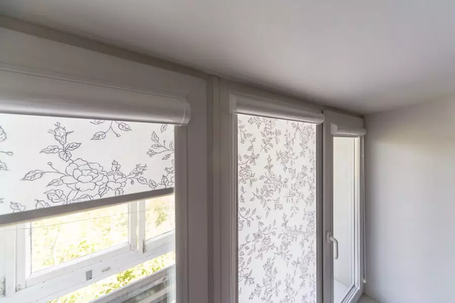 陽台上的窗簾（115張照片）：陽台窗簾設計的想法。如何掛漂亮的窗簾？光篷布窗簾和其他選擇設計 10025_91