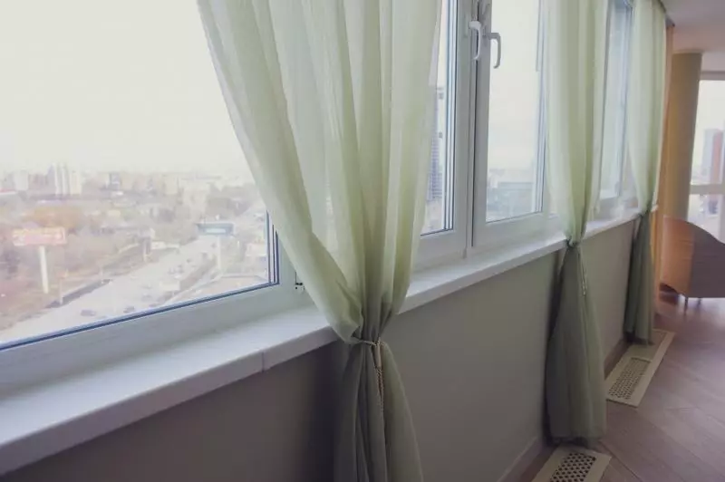 Rèm cửa trên ban công (115 ảnh): Ý tưởng cho thiết kế rèm cửa sổ ban công. Làm thế nào để treo rèm đẹp? Thiết kế rèm bạt nhẹ và các tùy chọn khác 10025_93