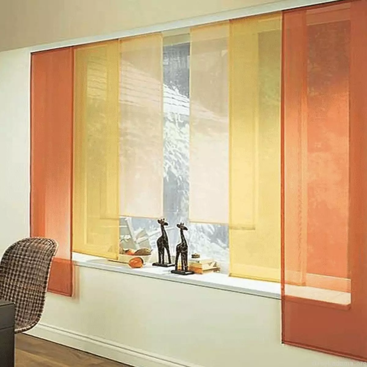 Rèm cửa trên ban công (115 ảnh): Ý tưởng cho thiết kế rèm cửa sổ ban công. Làm thế nào để treo rèm đẹp? Thiết kế rèm bạt nhẹ và các tùy chọn khác 10025_95