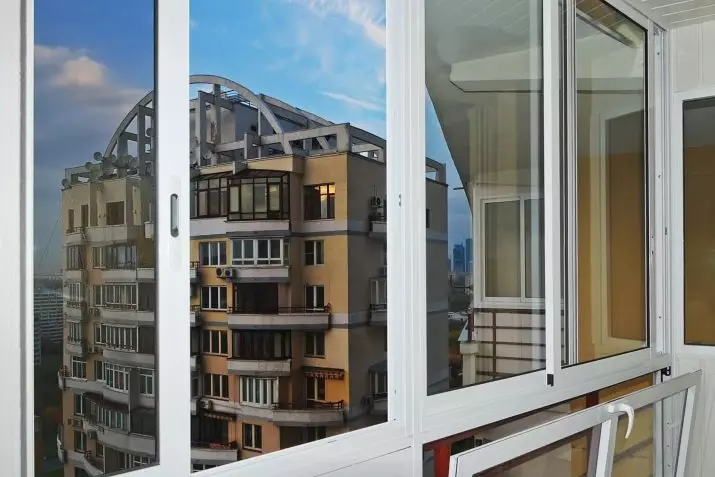 Balcone vetri di profilo in alluminio (51 foto): Caratteristiche del balcone Cornici in alluminio, tipi di finestre di vetri freddi e caldi, sistemi luminosi e gonfiati 10026_10