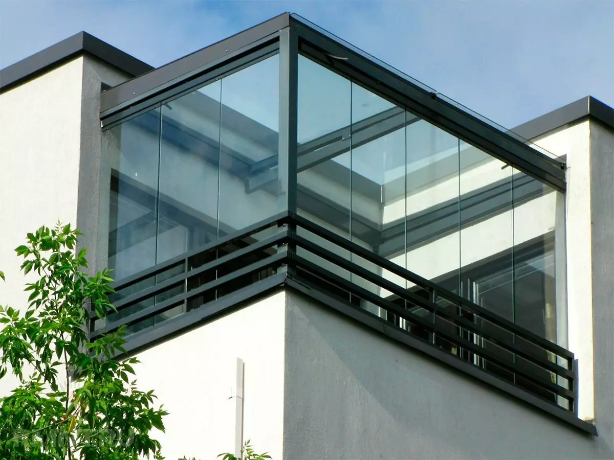Алюминий профилімен балконы (51 сурет): Балкон алюминий жақтауының ерекшеліктері, суық және жылы жылтыратылған терезелер, жеңіл және ісінген жүйелер 10026_13