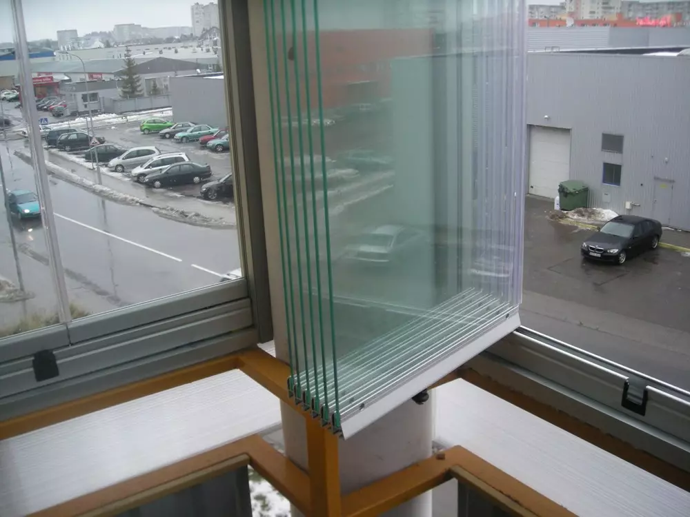 Balkoni kaca oleh profil aluminium (51 foto): Ciri-ciri Balkon Aluminium Bingkai, jenis tingkap kaca yang sejuk dan hangat, sistem cahaya dan bengkak 10026_14