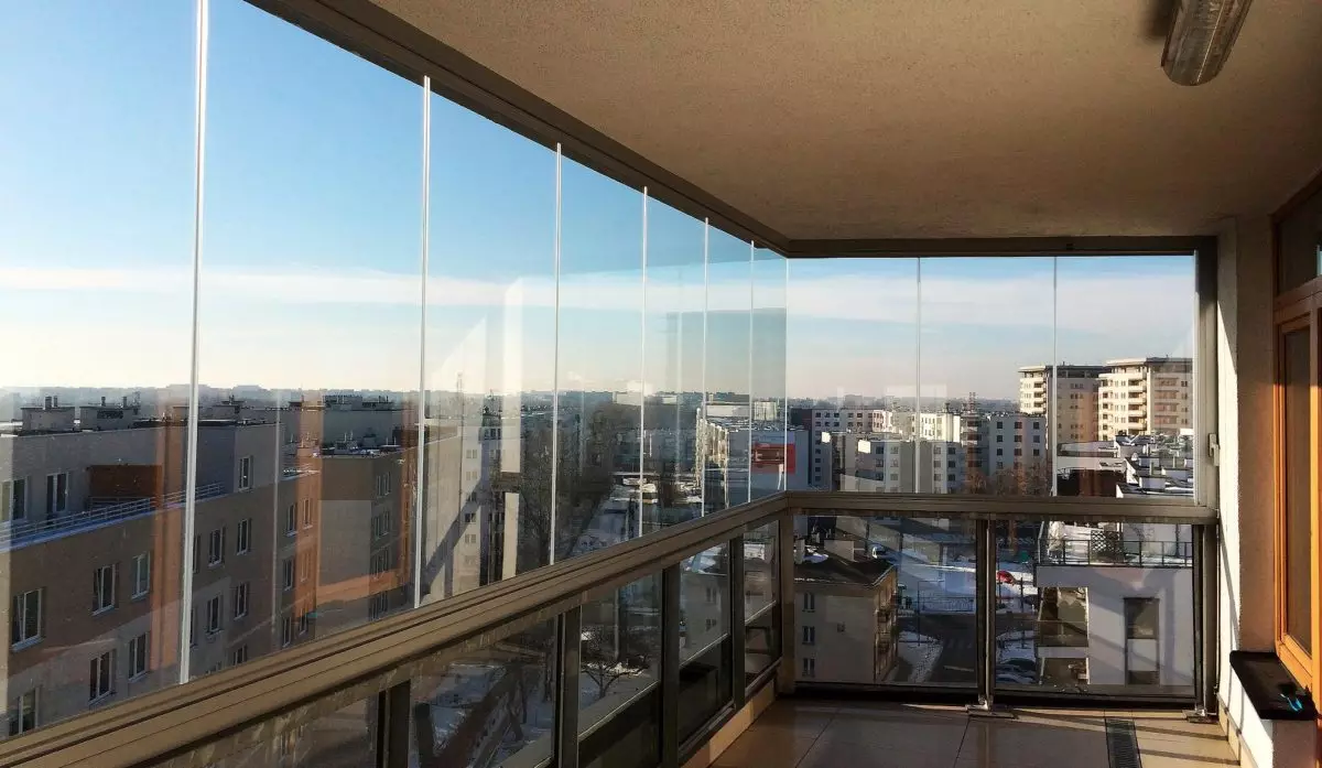 Balkoni kaca oleh profil aluminium (51 foto): Ciri-ciri Balkon Aluminium Bingkai, jenis tingkap kaca yang sejuk dan hangat, sistem cahaya dan bengkak 10026_16