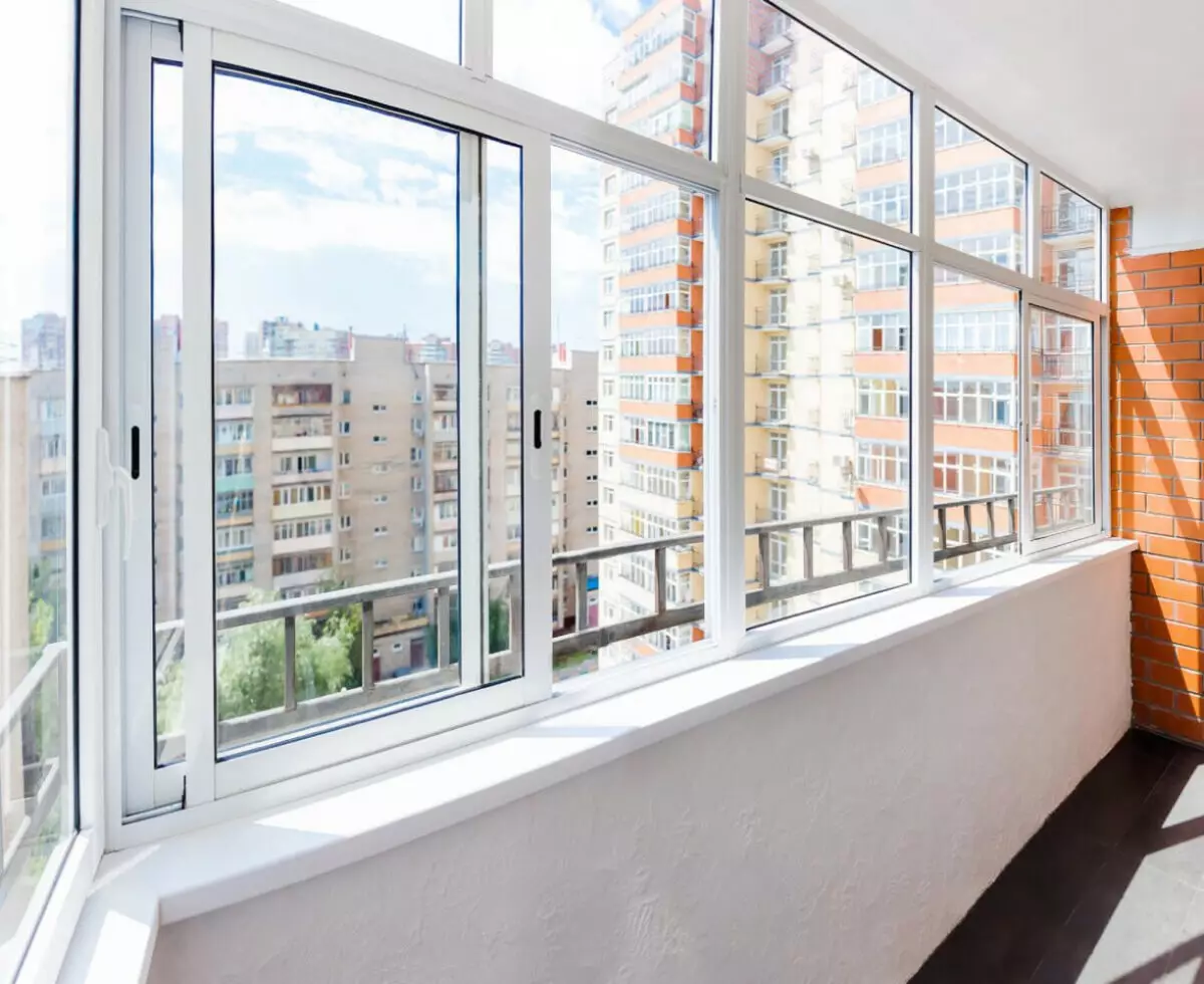 Balkoni kaca oleh profil aluminium (51 foto): Ciri-ciri Balkon Aluminium Bingkai, jenis tingkap kaca yang sejuk dan hangat, sistem cahaya dan bengkak 10026_18