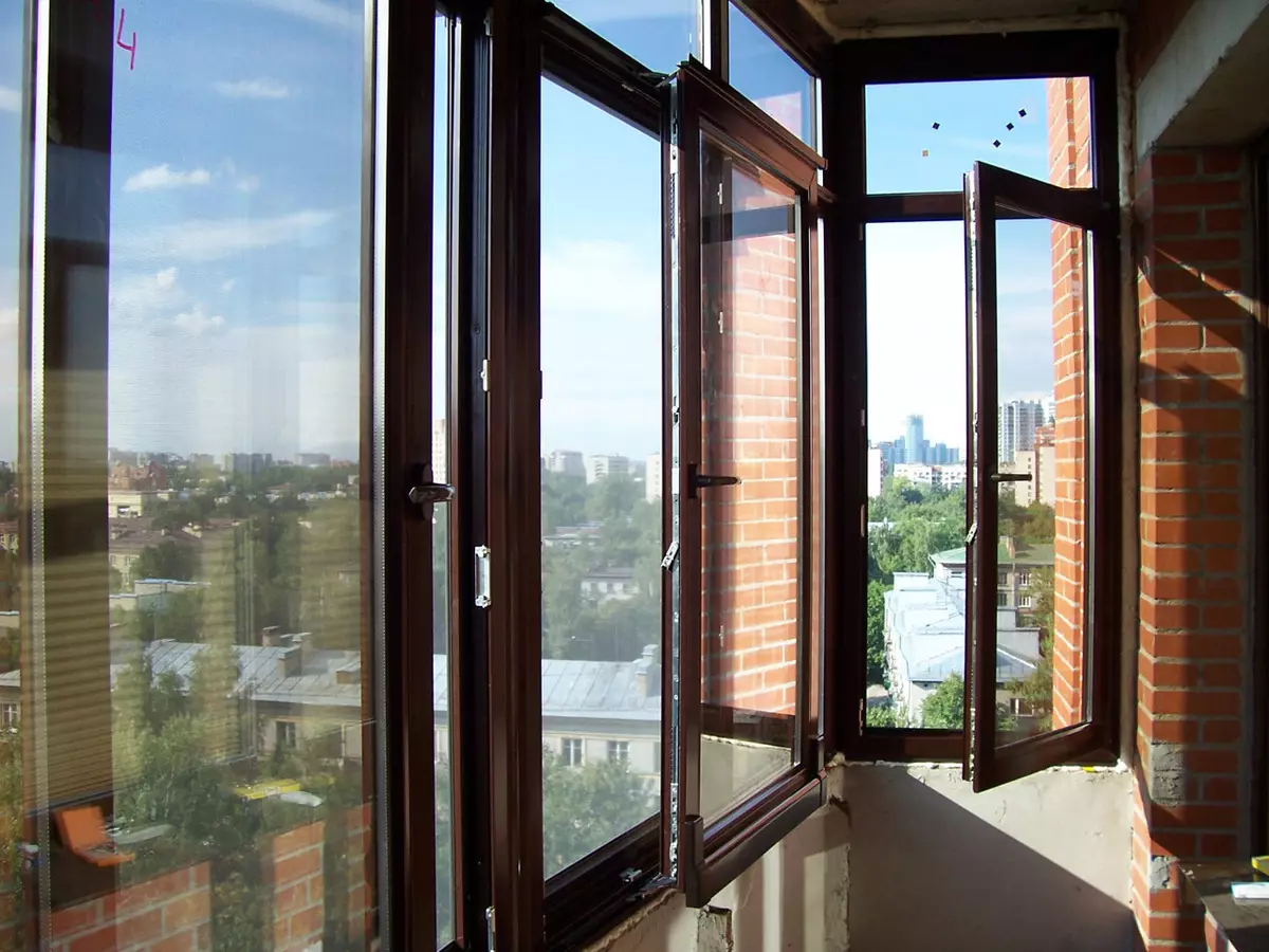 Balkoni kaca oleh profil aluminium (51 foto): Ciri-ciri Balkon Aluminium Bingkai, jenis tingkap kaca yang sejuk dan hangat, sistem cahaya dan bengkak 10026_26