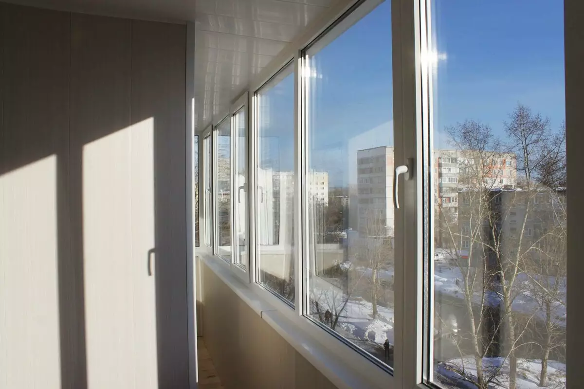Balkoni kaca oleh profil aluminium (51 foto): Ciri-ciri Balkon Aluminium Bingkai, jenis tingkap kaca yang sejuk dan hangat, sistem cahaya dan bengkak 10026_27