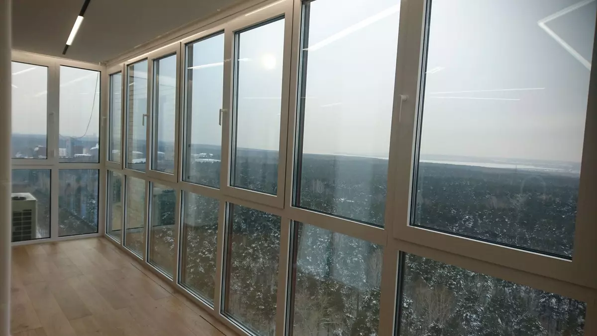 Balcone vetri di profilo in alluminio (51 foto): Caratteristiche del balcone Cornici in alluminio, tipi di finestre di vetri freddi e caldi, sistemi luminosi e gonfiati 10026_29