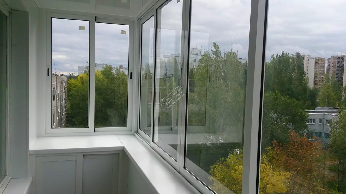 Balkoni kaca oleh profil aluminium (51 foto): Ciri-ciri Balkon Aluminium Bingkai, jenis tingkap kaca yang sejuk dan hangat, sistem cahaya dan bengkak 10026_3