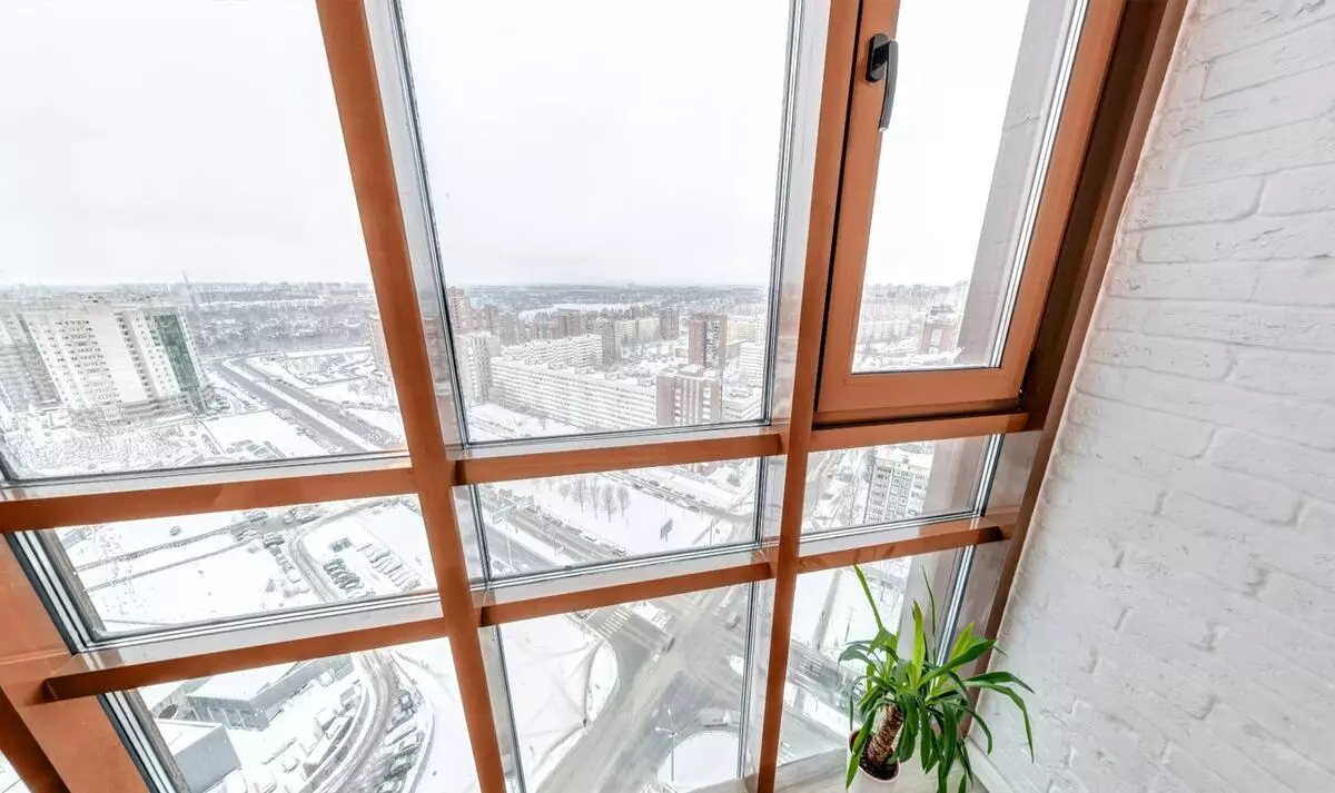 Balkoni kaca oleh profil aluminium (51 foto): Ciri-ciri Balkon Aluminium Bingkai, jenis tingkap kaca yang sejuk dan hangat, sistem cahaya dan bengkak 10026_30