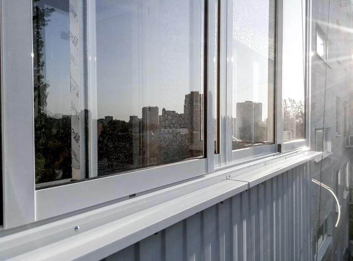 Balcone vetri di profilo in alluminio (51 foto): Caratteristiche del balcone Cornici in alluminio, tipi di finestre di vetri freddi e caldi, sistemi luminosi e gonfiati 10026_31