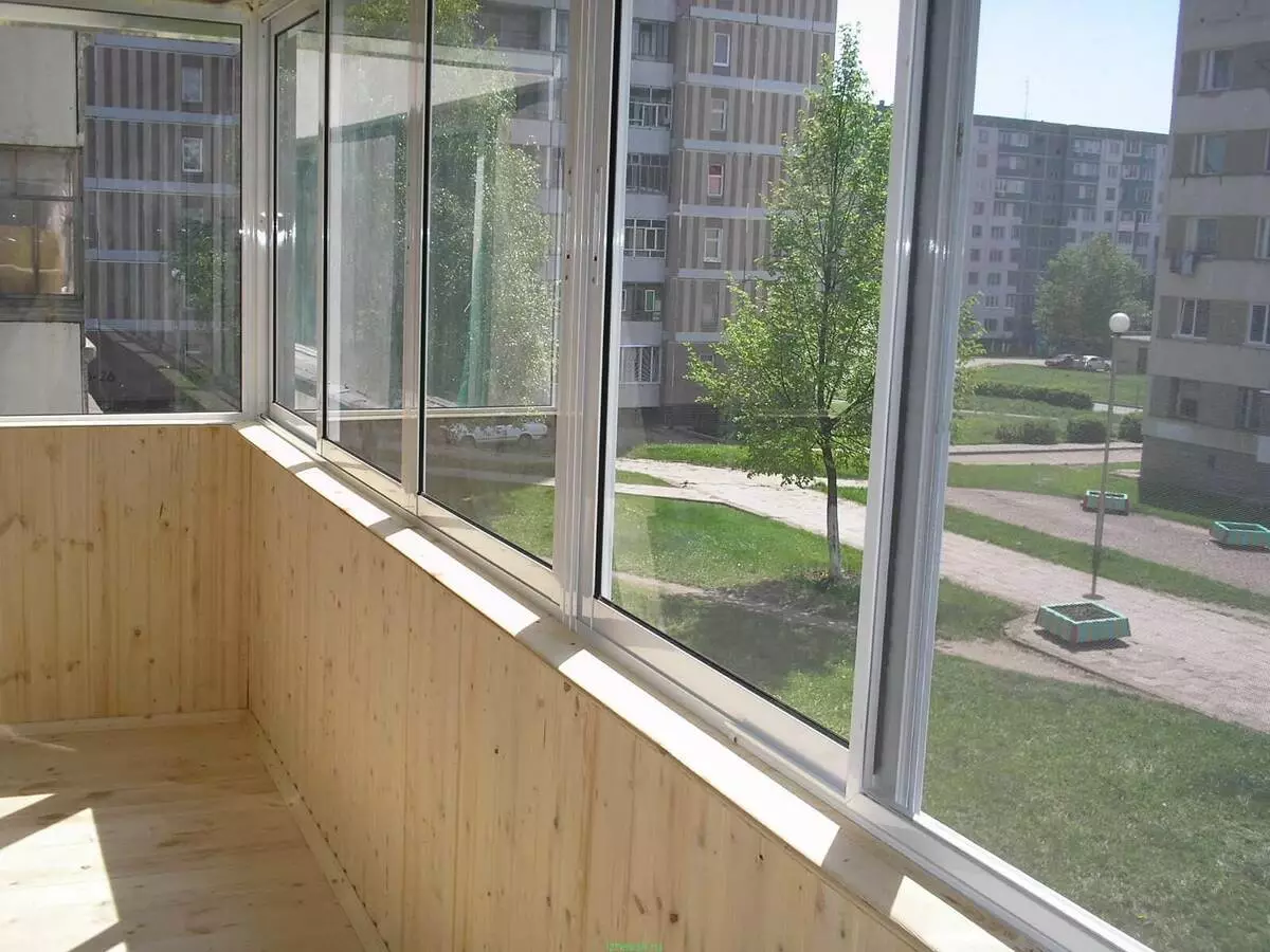 Balkoni kaca oleh profil aluminium (51 foto): Ciri-ciri Balkon Aluminium Bingkai, jenis tingkap kaca yang sejuk dan hangat, sistem cahaya dan bengkak 10026_32