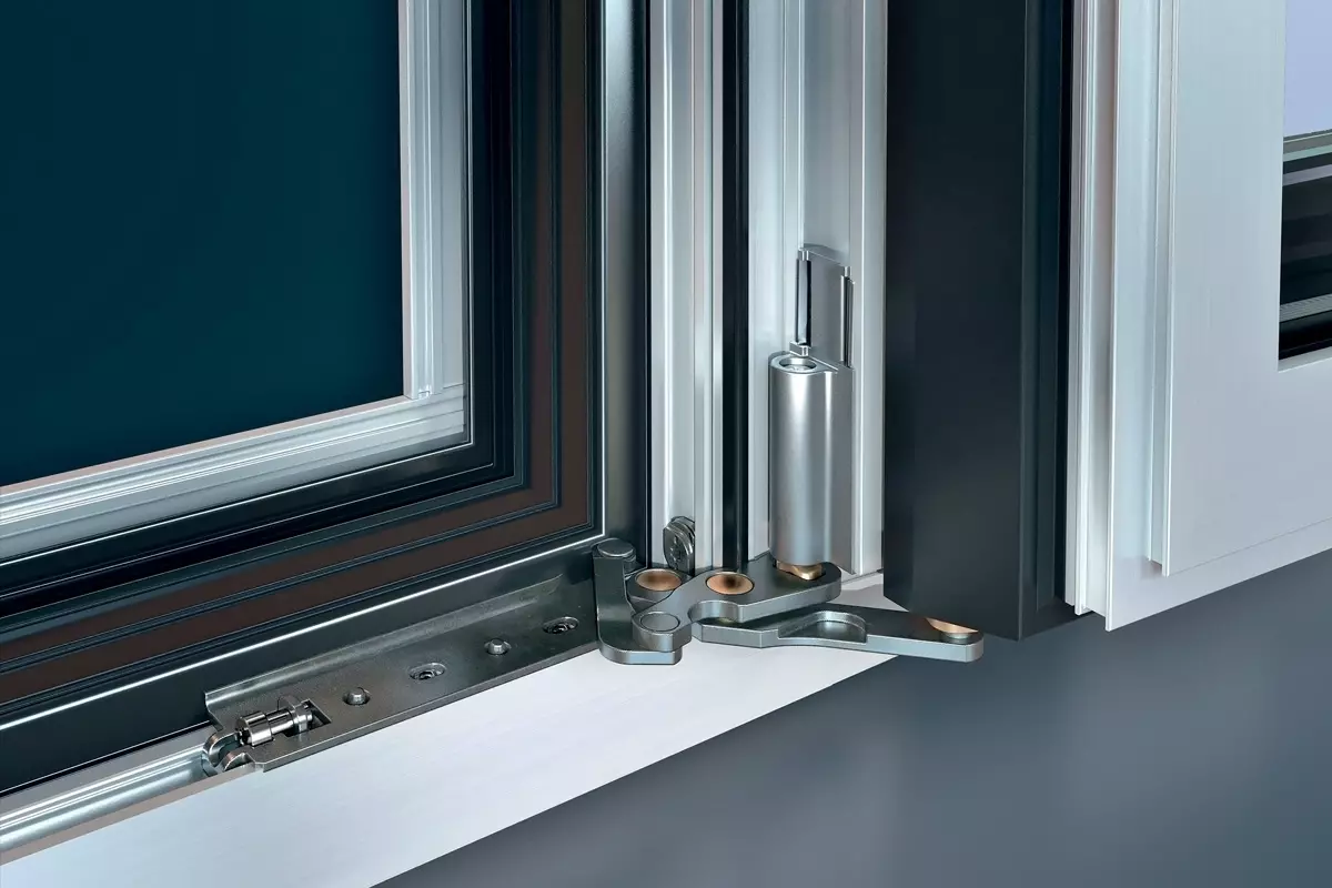 Balkoni kaca oleh profil aluminium (51 foto): Ciri-ciri Balkon Aluminium Bingkai, jenis tingkap kaca yang sejuk dan hangat, sistem cahaya dan bengkak 10026_36