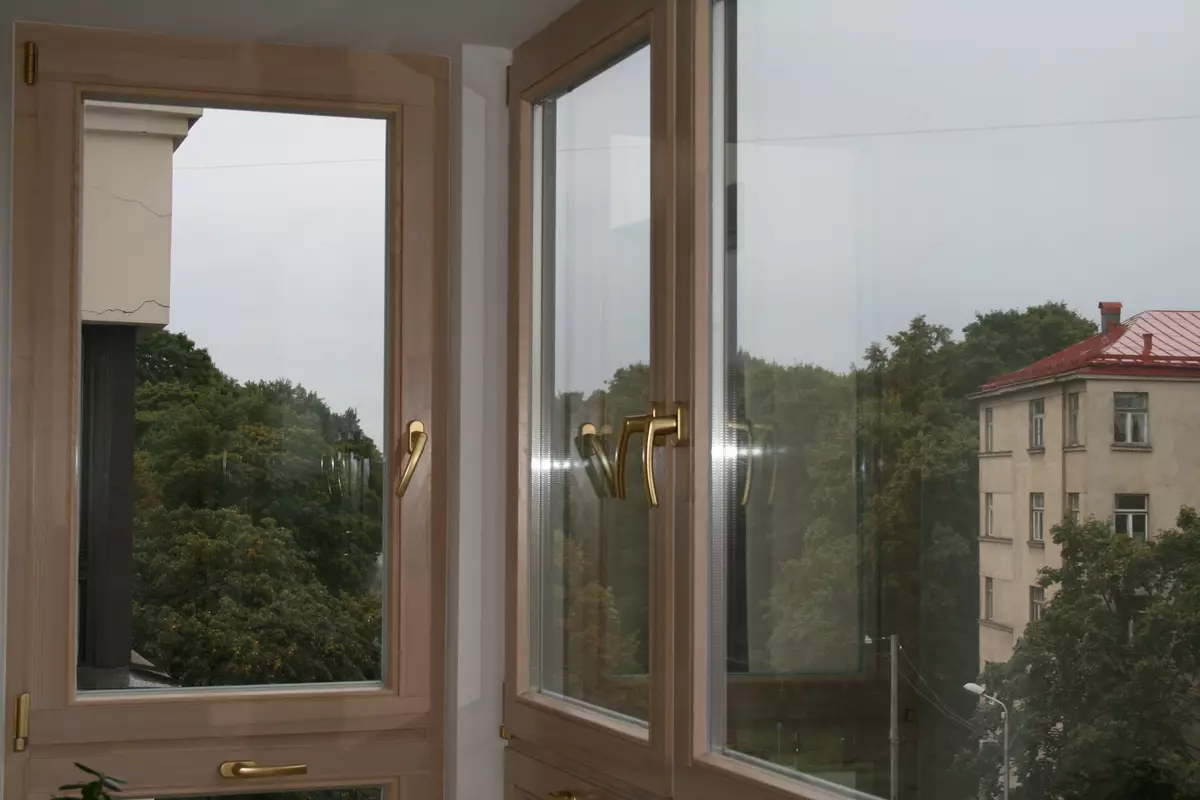 Balkoni kaca oleh profil aluminium (51 foto): Ciri-ciri Balkon Aluminium Bingkai, jenis tingkap kaca yang sejuk dan hangat, sistem cahaya dan bengkak 10026_37