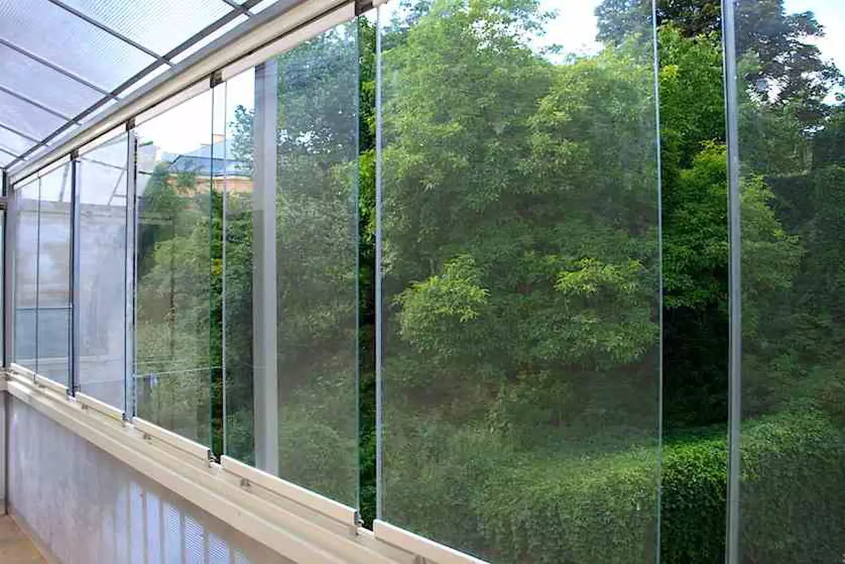 Balkoni kaca oleh profil aluminium (51 foto): Ciri-ciri Balkon Aluminium Bingkai, jenis tingkap kaca yang sejuk dan hangat, sistem cahaya dan bengkak 10026_46