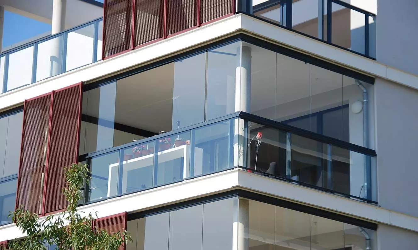 Алюминий профилімен балконы (51 сурет): Балкон алюминий жақтауының ерекшеліктері, суық және жылы жылтыратылған терезелер, жеңіл және ісінген жүйелер 10026_47
