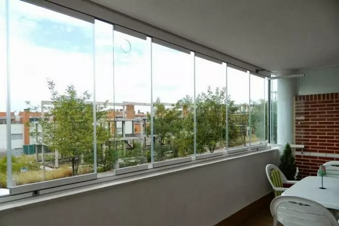 Balkoni kaca oleh profil aluminium (51 foto): Ciri-ciri Balkon Aluminium Bingkai, jenis tingkap kaca yang sejuk dan hangat, sistem cahaya dan bengkak 10026_48