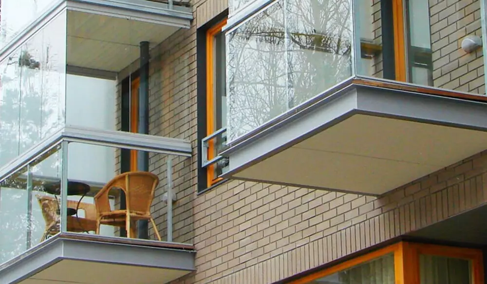 Balcone vetri di profilo in alluminio (51 foto): Caratteristiche del balcone Cornici in alluminio, tipi di finestre di vetri freddi e caldi, sistemi luminosi e gonfiati 10026_49