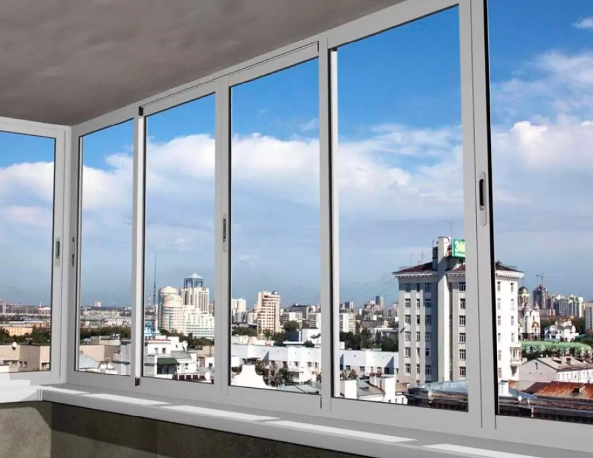 Balkoni kaca oleh profil aluminium (51 foto): Ciri-ciri Balkon Aluminium Bingkai, jenis tingkap kaca yang sejuk dan hangat, sistem cahaya dan bengkak 10026_50