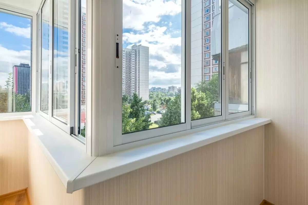 Balkoni kaca oleh profil aluminium (51 foto): Ciri-ciri Balkon Aluminium Bingkai, jenis tingkap kaca yang sejuk dan hangat, sistem cahaya dan bengkak 10026_6