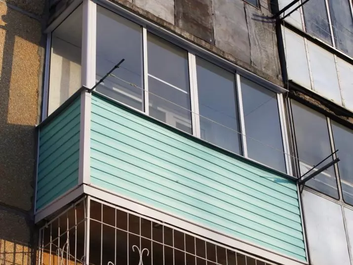 Алюминий профилімен балконы (51 сурет): Балкон алюминий жақтауының ерекшеліктері, суық және жылы жылтыратылған терезелер, жеңіл және ісінген жүйелер 10026_7