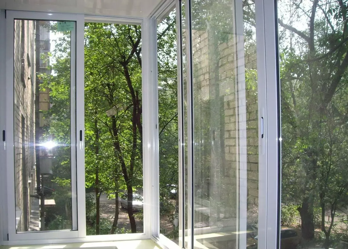 Balkoni kaca oleh profil aluminium (51 foto): Ciri-ciri Balkon Aluminium Bingkai, jenis tingkap kaca yang sejuk dan hangat, sistem cahaya dan bengkak 10026_8