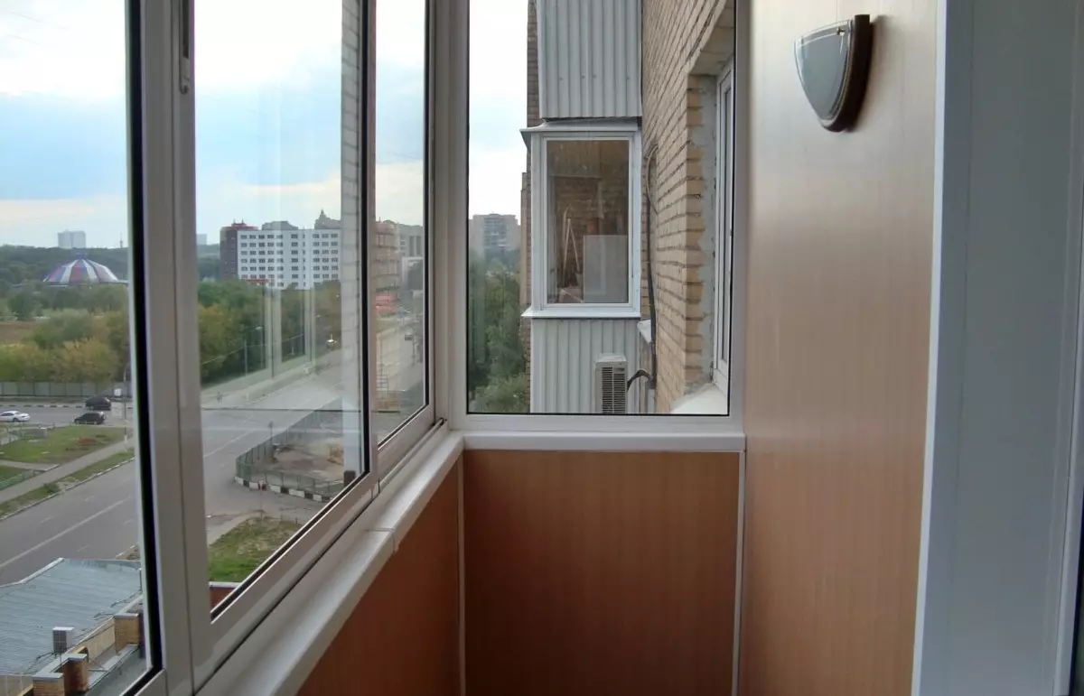 Balcone vetri di profilo in alluminio (51 foto): Caratteristiche del balcone Cornici in alluminio, tipi di finestre di vetri freddi e caldi, sistemi luminosi e gonfiati 10026_9