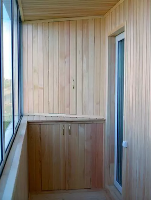 Rohová skříňka pro balkon (52 fotografií): Příklady překrásně vyrobené loggia design se šatníku, s křídly a otevřené police 10027_17