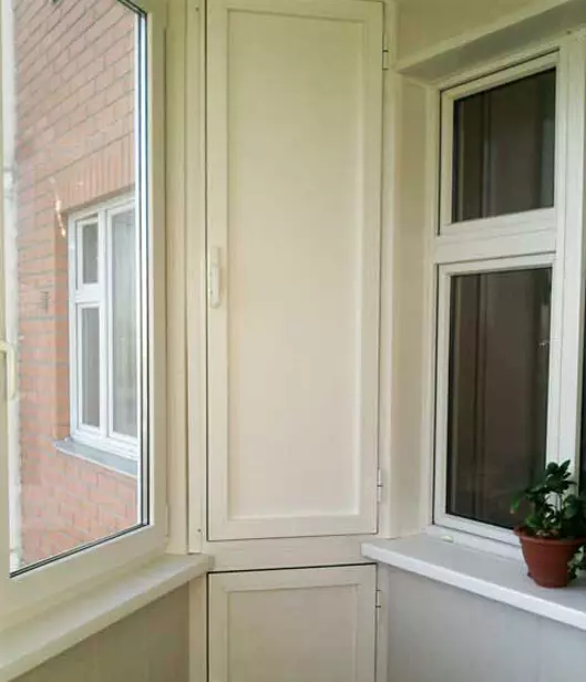 Rohová skříňka pro balkon (52 fotografií): Příklady překrásně vyrobené loggia design se šatníku, s křídly a otevřené police 10027_20