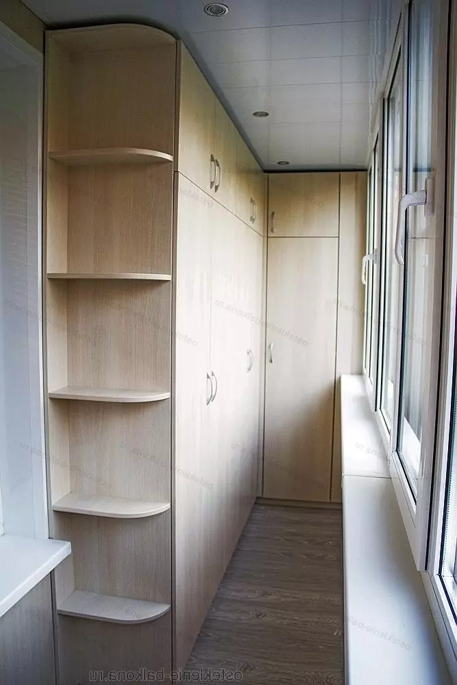 Rohová skříňka pro balkon (52 fotografií): Příklady překrásně vyrobené loggia design se šatníku, s křídly a otevřené police 10027_22