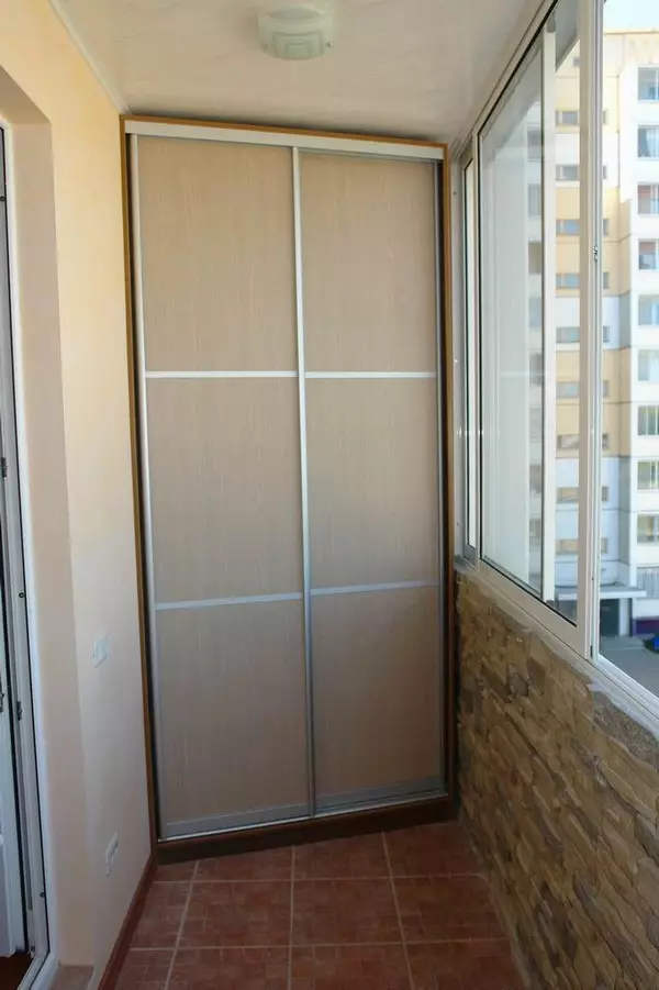 Rohová skříňka pro balkon (52 fotografií): Příklady překrásně vyrobené loggia design se šatníku, s křídly a otevřené police 10027_25