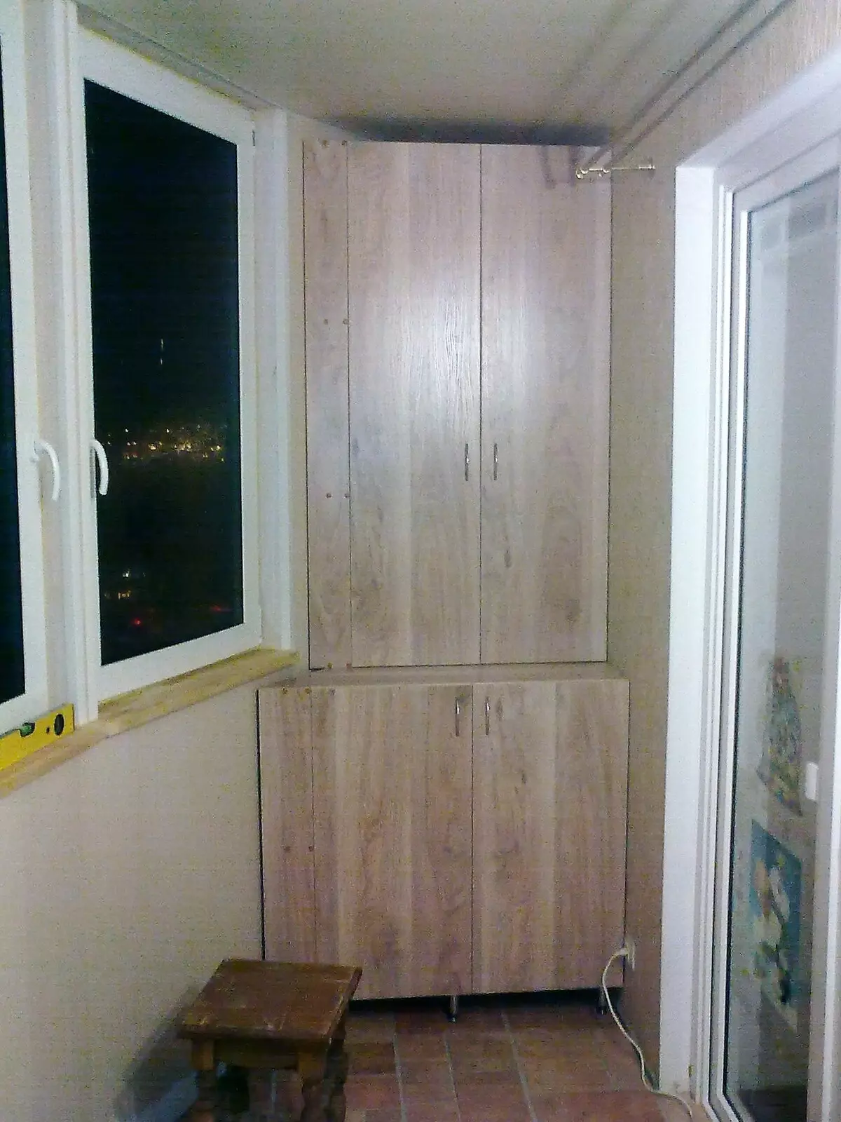 Rohová skříňka pro balkon (52 fotografií): Příklady překrásně vyrobené loggia design se šatníku, s křídly a otevřené police 10027_31