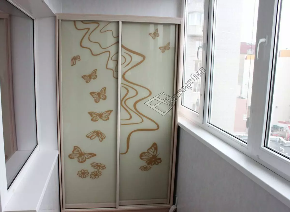 Rohová skříňka pro balkon (52 fotografií): Příklady překrásně vyrobené loggia design se šatníku, s křídly a otevřené police 10027_34