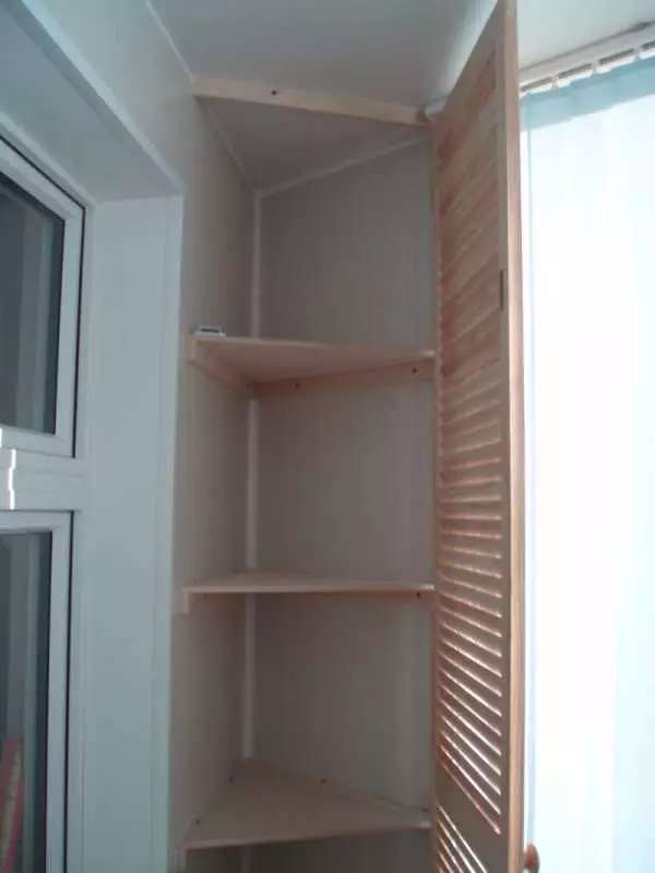 Rohová skříňka pro balkon (52 fotografií): Příklady překrásně vyrobené loggia design se šatníku, s křídly a otevřené police 10027_36