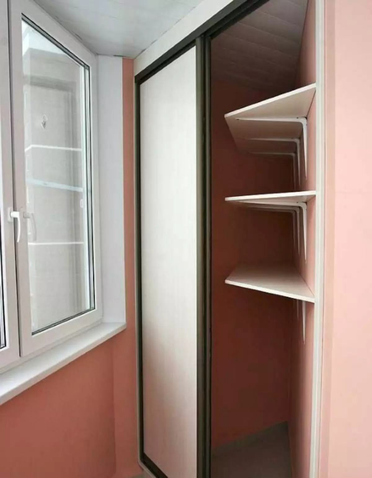 Rohová skříňka pro balkon (52 fotografií): Příklady překrásně vyrobené loggia design se šatníku, s křídly a otevřené police 10027_42