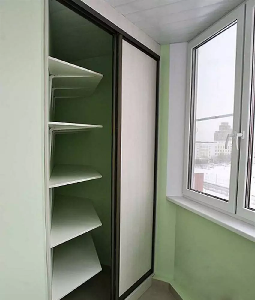 Rohová skříňka pro balkon (52 fotografií): Příklady překrásně vyrobené loggia design se šatníku, s křídly a otevřené police 10027_43