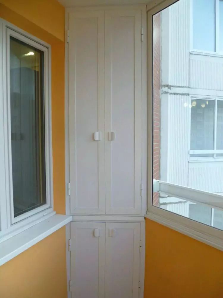 Rohová skříňka pro balkon (52 fotografií): Příklady překrásně vyrobené loggia design se šatníku, s křídly a otevřené police 10027_49