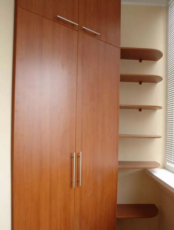 Rohová skříňka pro balkon (52 fotografií): Příklady překrásně vyrobené loggia design se šatníku, s křídly a otevřené police 10027_5